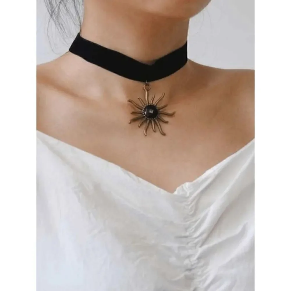 ANTIQUE GOLD ONYX SUN PENDANT CHOKER